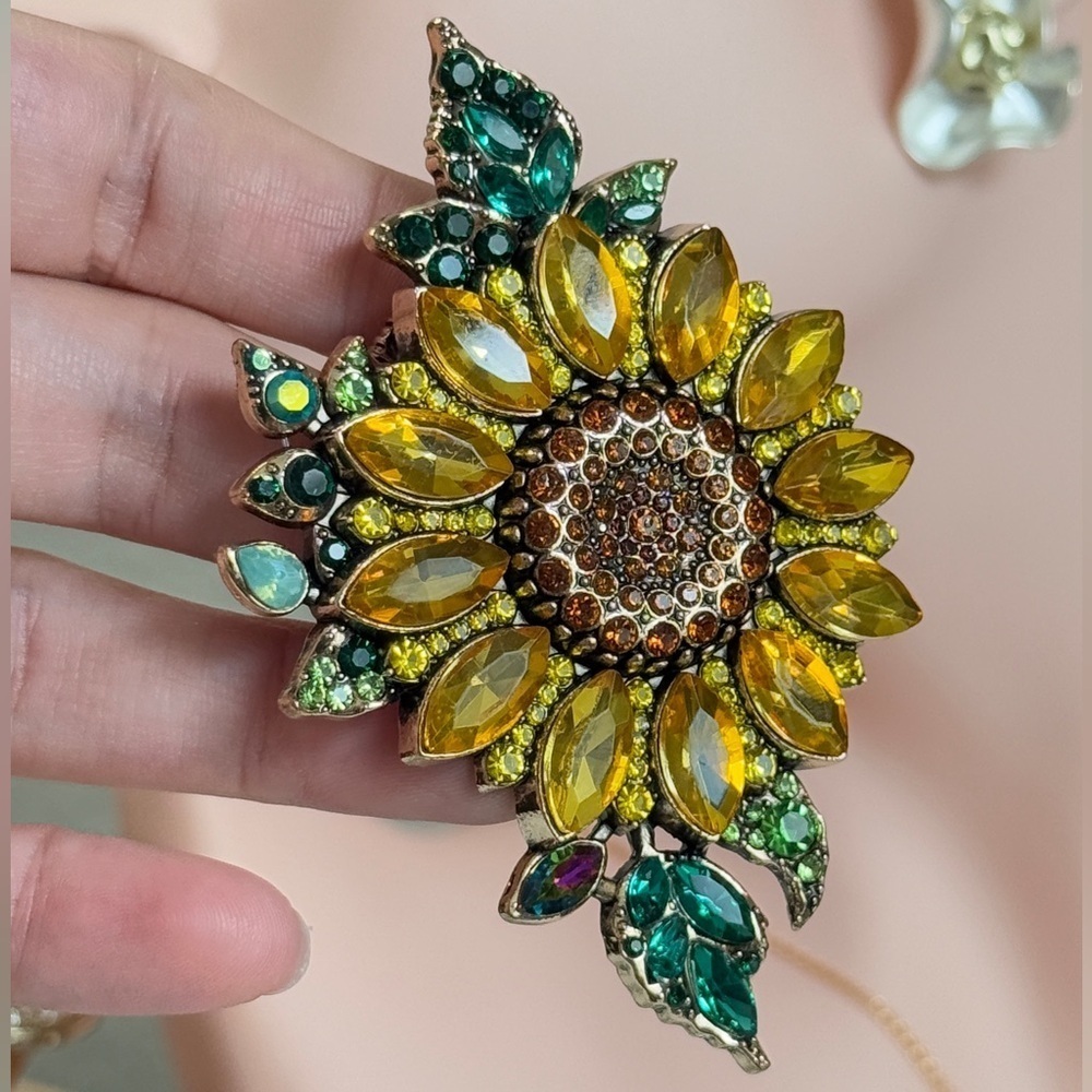 🌷 Colorful Sunflower Brooch 🌻 - Picture 5 of 7